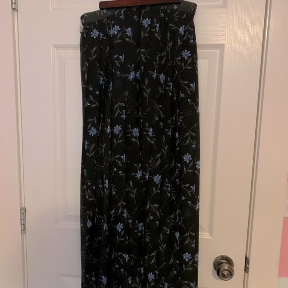 Black skirt with beautiful blue flowers - Picture 4 of 7